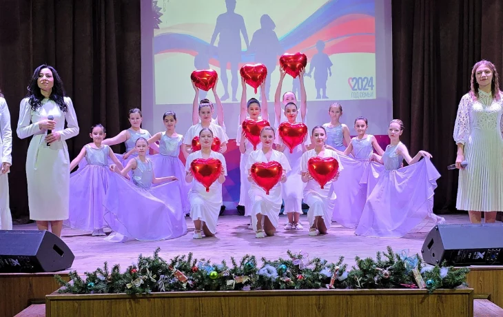 "Крепка семья – сильна Россия!". "Крепка семья – сильна Россия!".